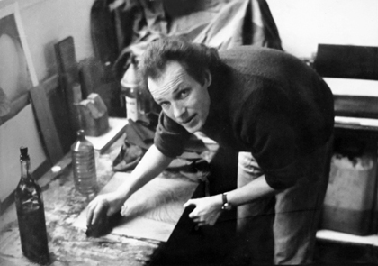 L'artiste essuyant sa plaque.