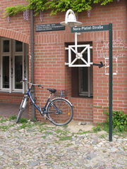 Rue Nora Platiel à l'Université de Kassel. Nora Platiel 1896-1979, juriste, femme politique, pacifiste et protectrice des arts.